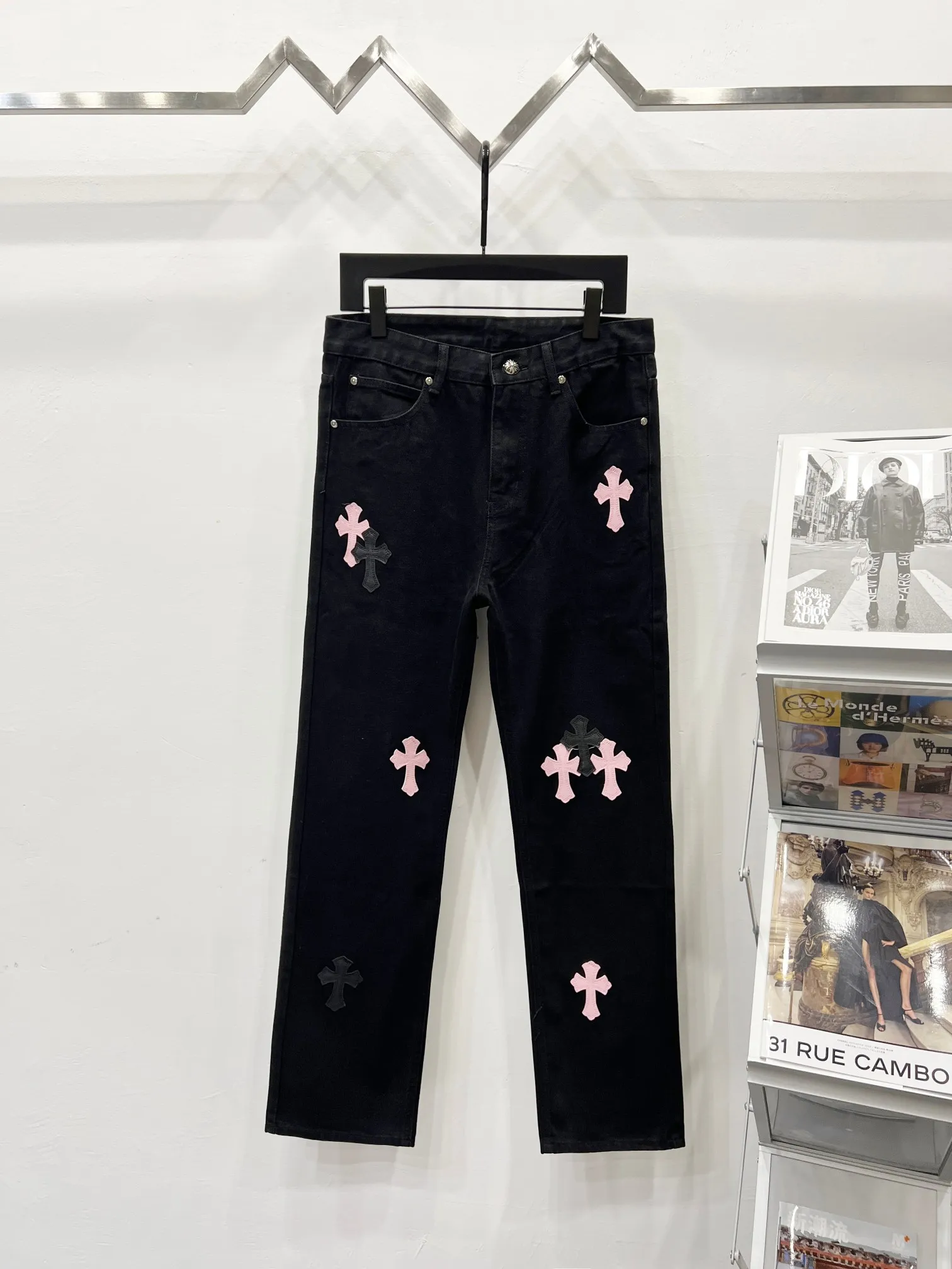 P260 Style number: (K660) Style number: (K550) Chrome Hearts & Chrome Hearts CH city limited series Sanskrit cross patch patchwork leather jeans require finished products to be washed and then disassembled and hand-stitched with sheepskin cross leather and then spliced ​​together to complete the process. The whole process is too complicated to explain. The texture can be seen in the hand, and it looks good. The styles with different washed textures are very friendly to people with thin legs and thick legs. The straight version is very flattering to the leg shape. The moderate length is timeless and can be matched easily and casually. It is the basic styling foundation for various styles and is a must-have in the wardrobe! The fabric is stiff but also makes the upper body soft without losing texture. The washing process is even more perfect. It is a must-have item for everyone! ! ! Washed wheat, hang tag, pants label, three labels are complete, the upper body effect is particularly stiff and stylish, super stylish, same style for men and women - Color: orange and orange Size: 28 30 32 34